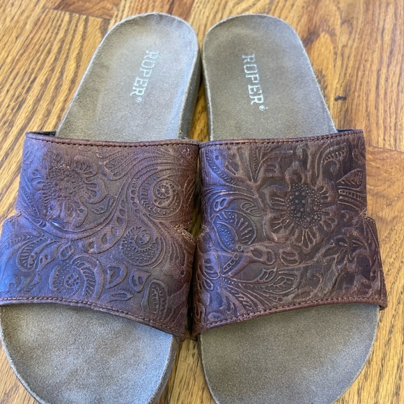 Roper Women's Embossed Brown Sandals - Picture 1 of 2